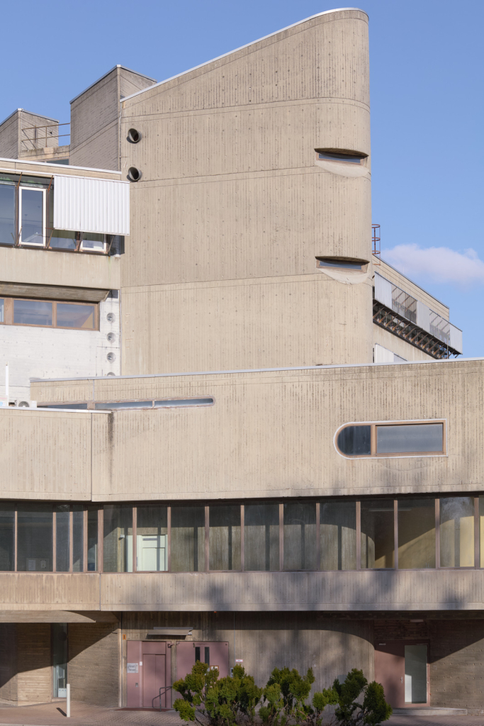 Teilansicht des Instituts für Hygiene und Umweltmedizin in Berlin, wobei die architektonischen Betonelemente hervorgehoben werden.