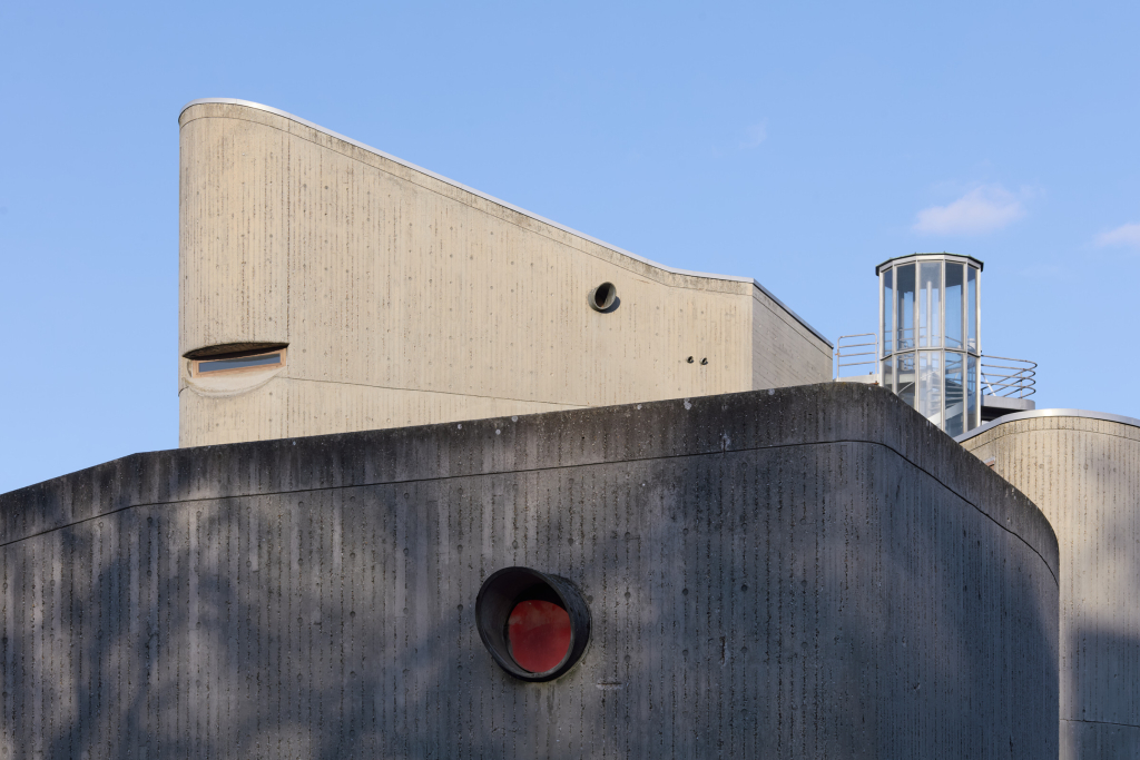 Detailansicht der Betonelemente des Instituts für Hygiene und Umweltmedizin in Berlin, wobei einige im Schatten und andere im Sonnenlicht liegen.