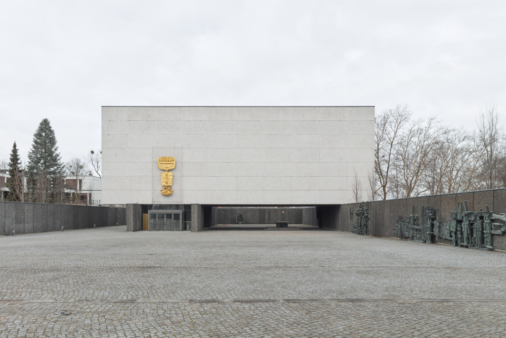 Vorderansicht der Maria Regina Martyrum in Berlin-Charlottenburg, einer brutalistischen Kirche und ihrer weitläufigen Freifläche.