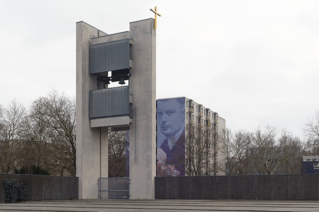 Der Kirchturm und die Glocke der Maria Regina Martyrum in Berlin sind vom Hauptgebäude getrennt und bilden ein architektonisches Alleinstellungsmerkmal.