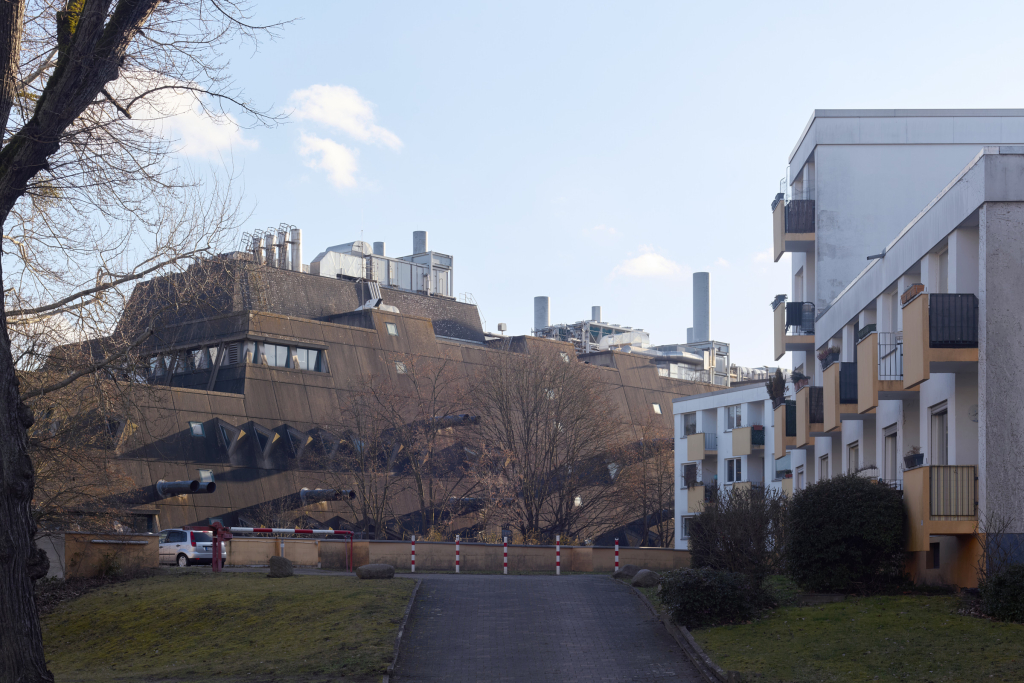 Der Mäusebunker in Lichterfelde, Berlin, steht in starkem Kontrast zur umgebenden Wohnlandschaft.