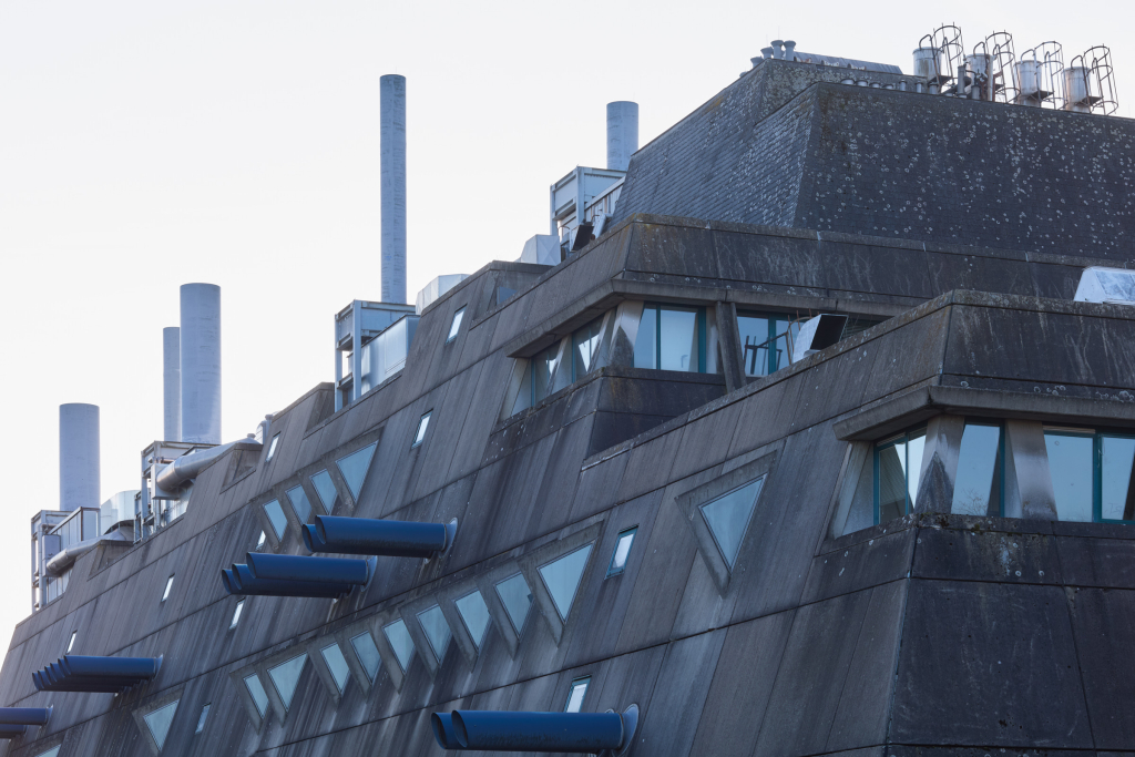 Detailansicht des Mäusebunkers in Berlin, die die zerklüfteten Linien, das festungsartige Aussehen und die an Kanonen erinnernden Lüftungsrohre zeigt.