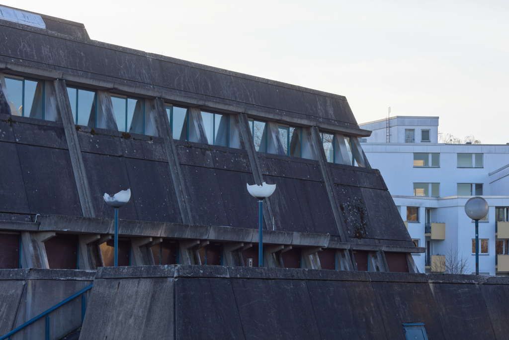 Dunkle, detaillierte Ansicht der Gebäudeelemente des Mausbunkers, einschließlich der Fenster, die sich gegen den Sonnenuntergang abheben.