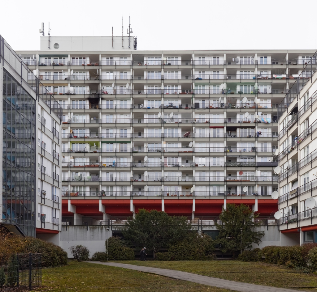 Rückansicht des Pallasseums in Berlin, die seine massive modulare Struktur und sein unverwechselbares modernistisches Design zeigt.