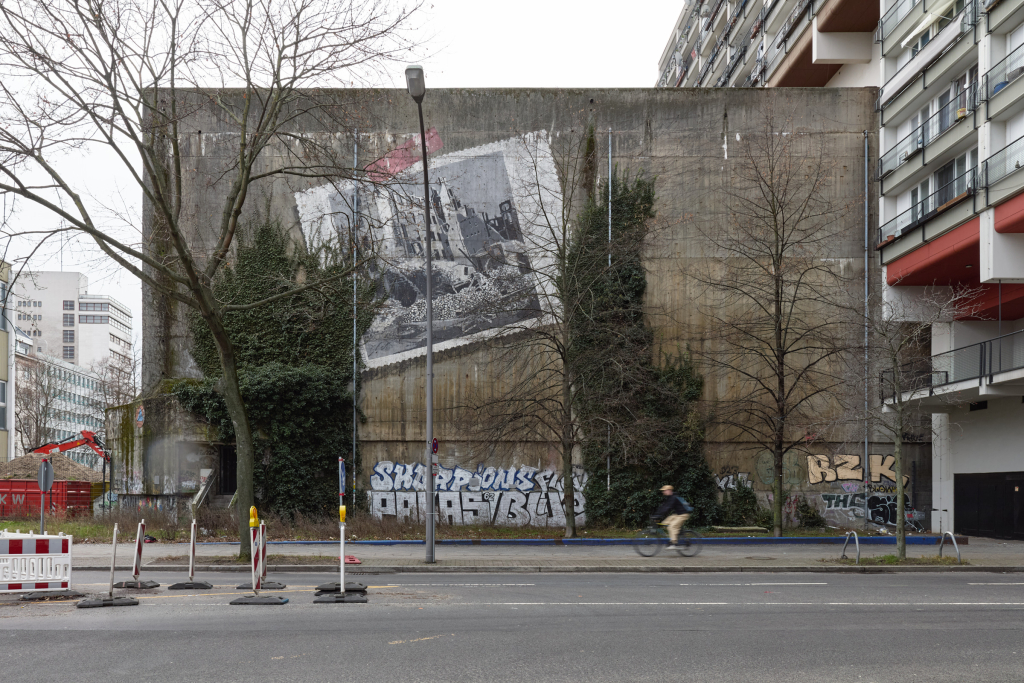 Eine massive Betonkonstruktion, die an das Pallasseum in Berlin angebaut ist und dessen kühnes modernistisches Design und architektonische Größe unterstreicht.