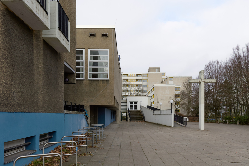 Die Gedenkkirche Plötzensee in Berlin-Charlottenburg weist brutalistische Architekturelemente auf und betont Einfachheit und Stärke.