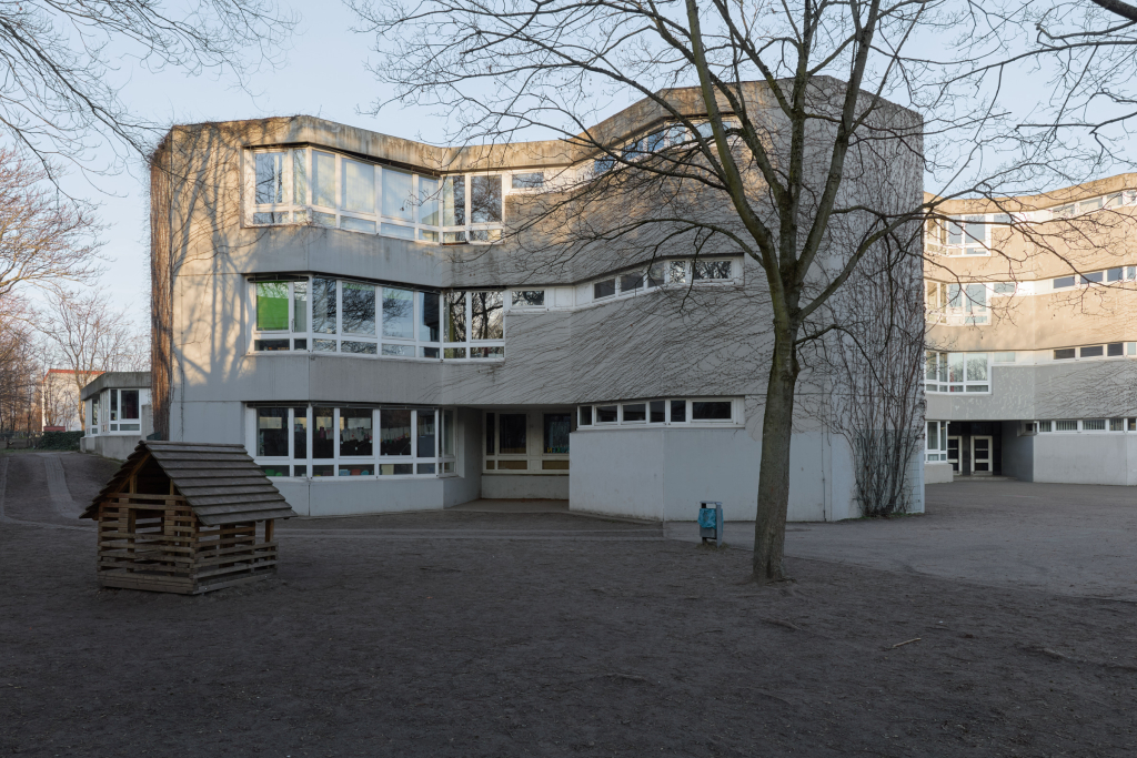 Teil der Reineke-Fuchs-Grundschule in Berlin, der die architektonische Gestaltung und die markanten Bauelemente zeigt.