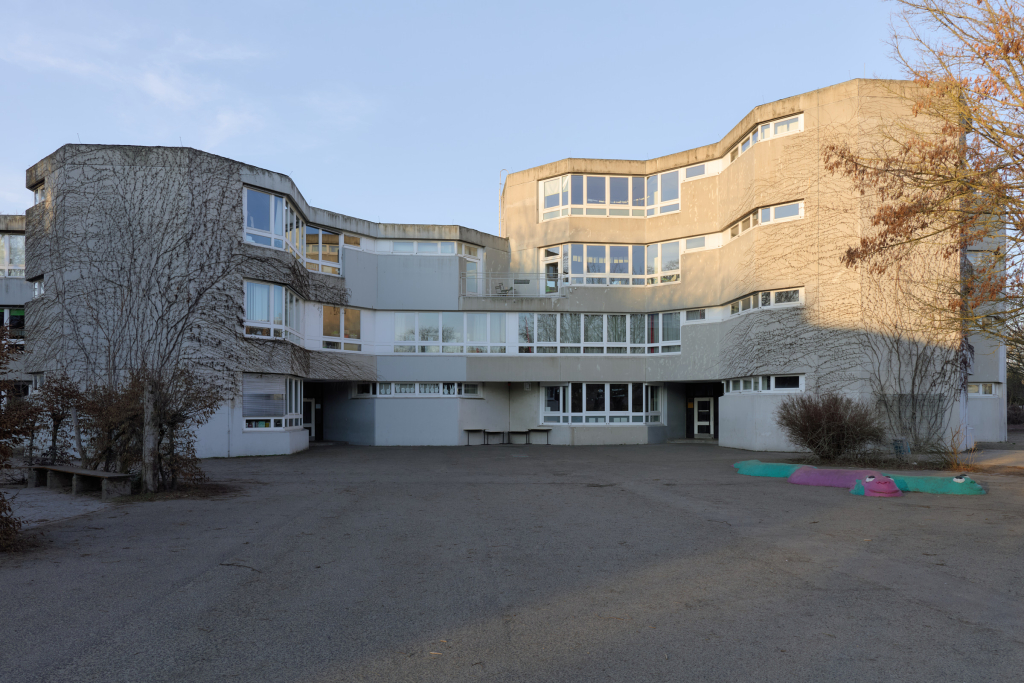 Rückansicht der Reineke-Fuchs-Grundschule in Berlin-Reinickendorf, die durch ihre innovative Gestaltung und funktionale Aufteilung überzeugt.