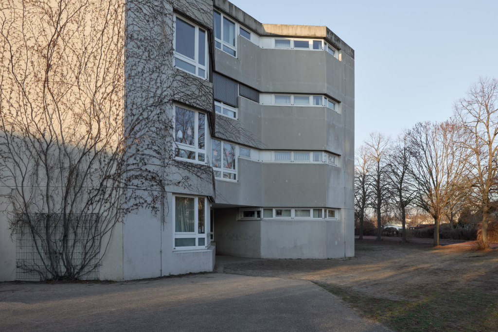 Ein Teil der Reineke-Fuchs-Grundschule in Berlin, der sich durch seine Betonelemente und seine modulare Bauweise auszeichnet.