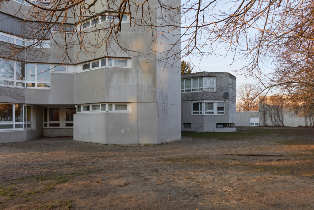 Gebäude der Reineke-Fuchs-Grundschule in Berlin, die sich durch eine modulare Bauweise und einen funktionalen Grundriss auszeichnen.