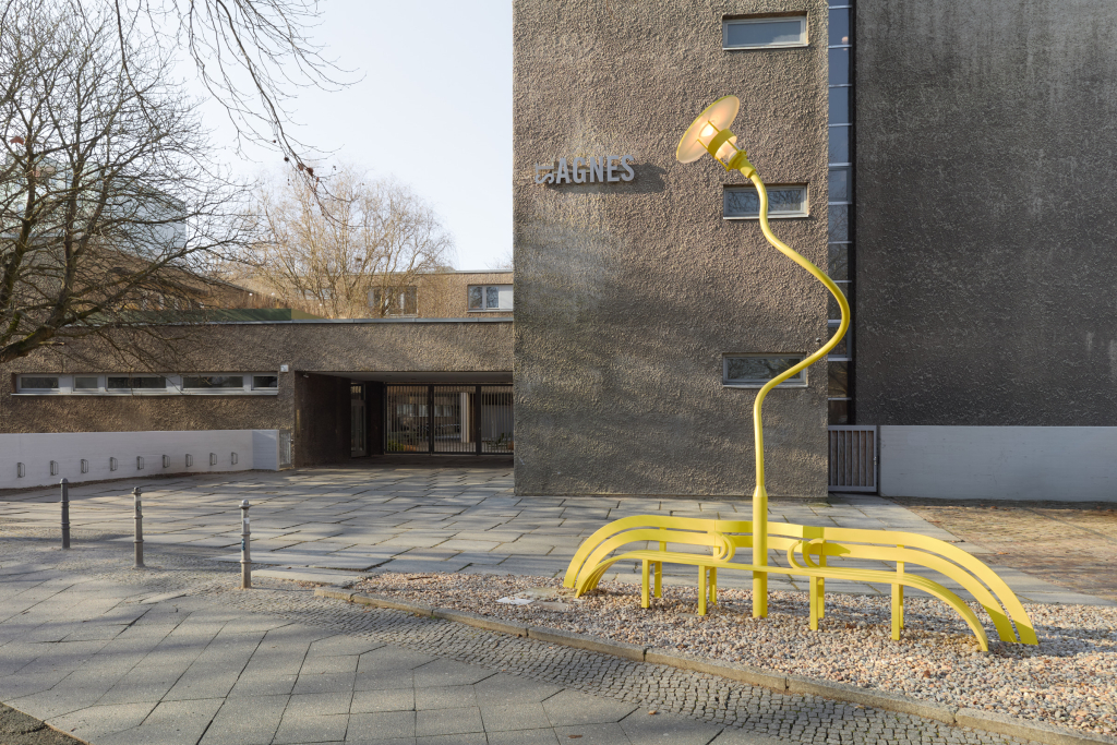 Der Eingang zur St. Agnes-Kirche (heute Galerie König) in Berlin mit einer Kunstinstallation des Künstlers Jeppe Hein.