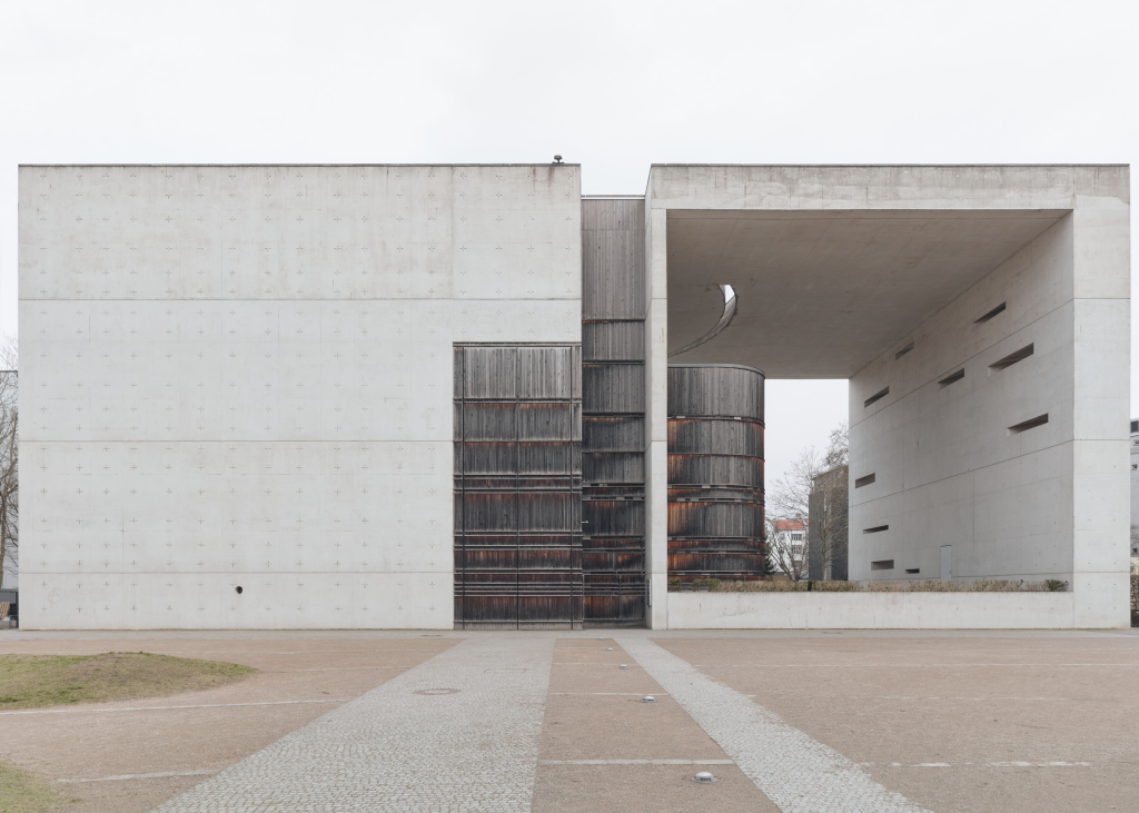 Vorderansicht der St. Canisius-Kirche in Berlin-Charlottenburg, einer minimalistischen, brutalistischen Kirche mit modernen Gestaltungselementen.