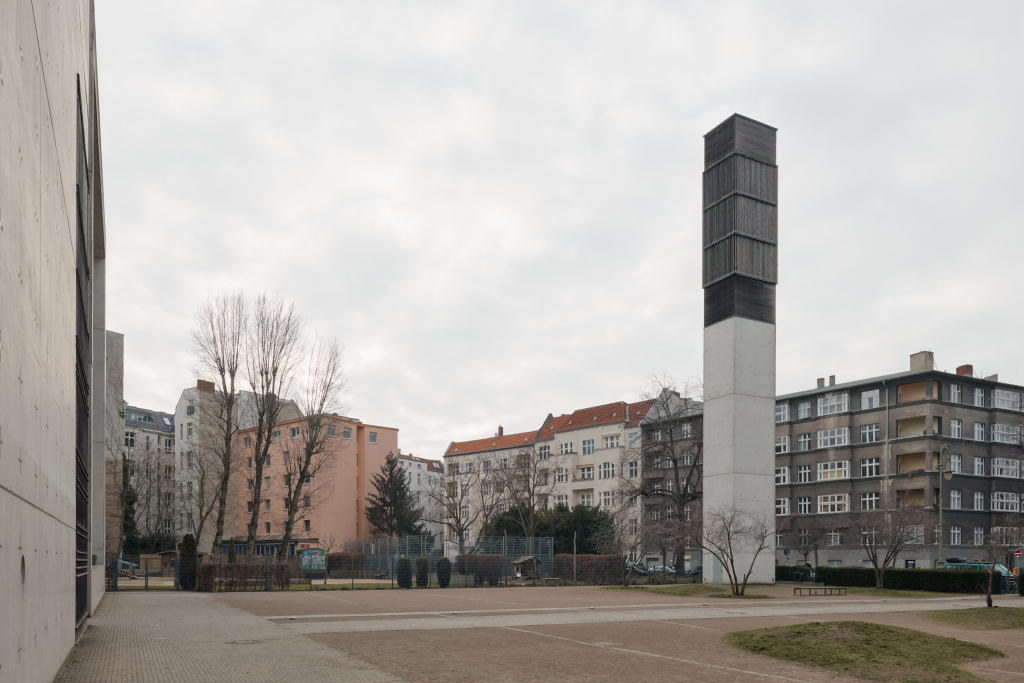 Der Kirchturm der St. Canisius-Kirche in Berlin ist vom Hauptgebäude getrennt und ragt hoch über die Umgebung hinaus.