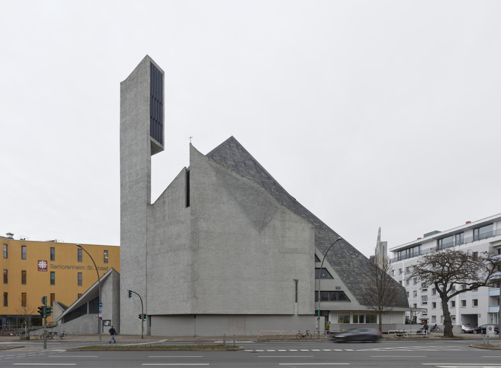 Panoramabild der St.-Norbert-Kirche in Schöneberg, Berlin, das ihre brutalistische Architektur und monumentale Präsenz im Stadtbild zeigt.