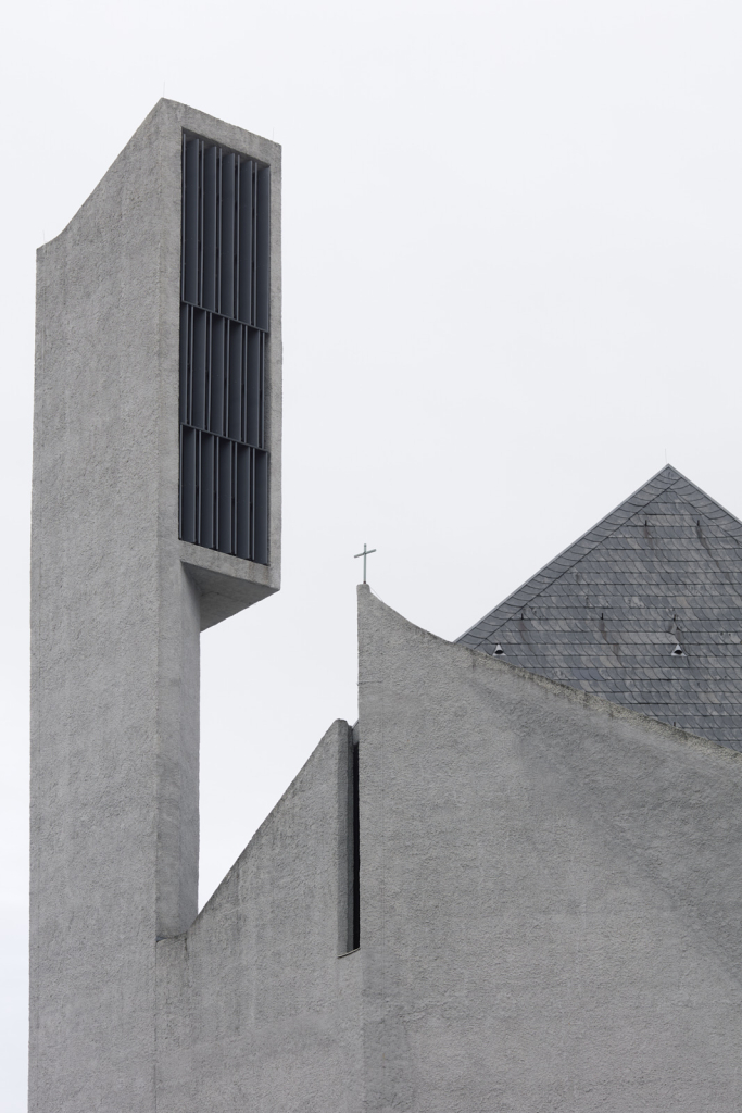 Der Turm der St. Norbert-Kirche in Berlin, mit Teilen des Daches und der beeindruckenden Fassade.