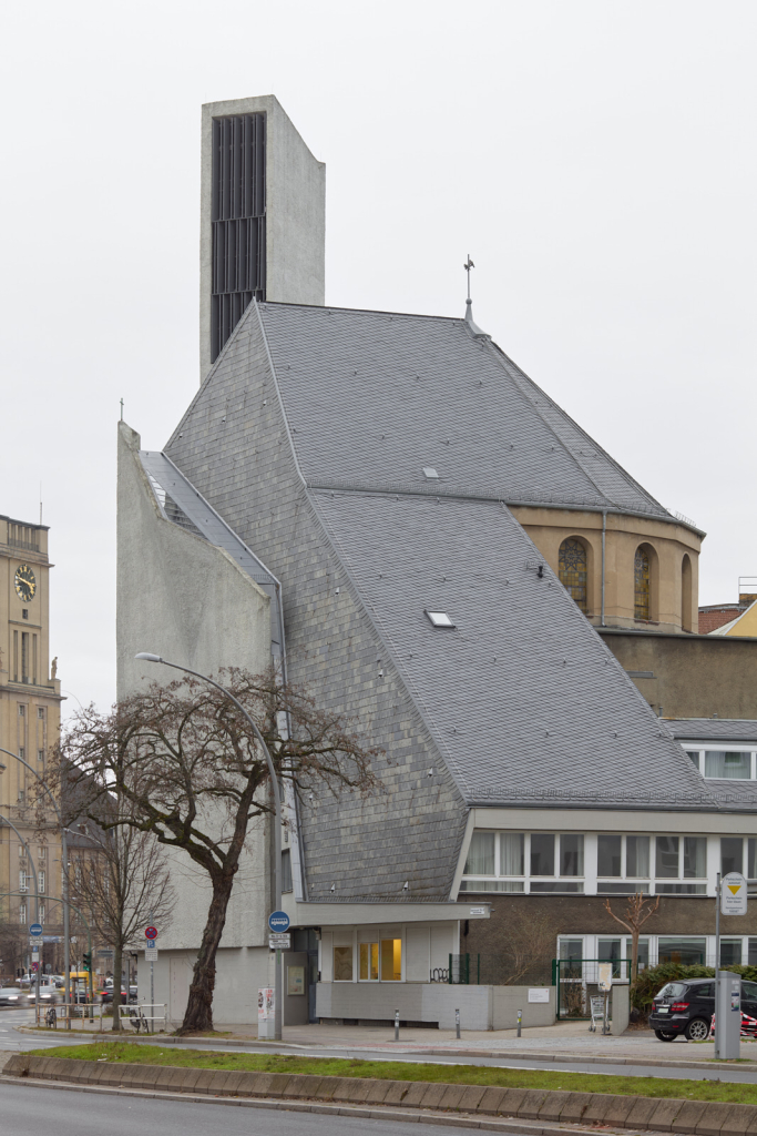 Bild der St. Norbert Kirche in Berlin, die eine Mischung aus brutalistischem Design und ursprünglicher Architektur zeigt.