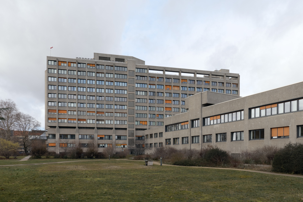 Seitenansicht des Vivantes Klinikums am Urban in Berlin-Kreuzberg, die die architektonische Gestaltung und die monumentale Struktur des Gebäudes hervorhebt.