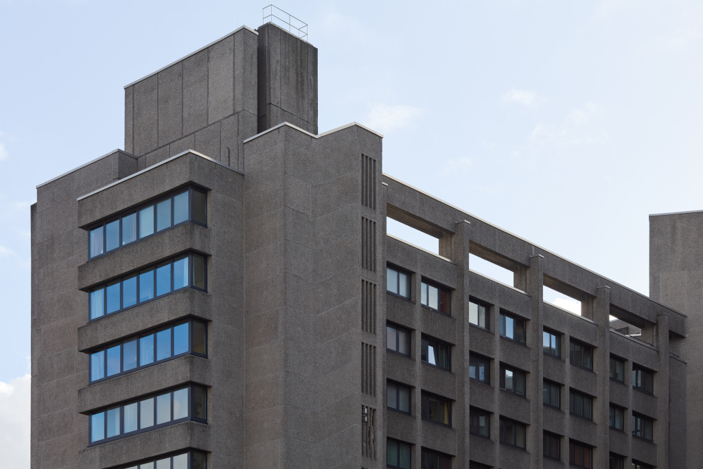 Detailaufnahme eines der Flügel des Vivantes Klinkum am Urban in Berlin, die die monolithischen Architekturelemente hervorhebt.