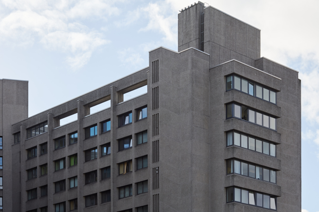 Detailansicht eines Flügels des Vivantes Klinikums am Urban, der durch seine brutalistischen Betonbauelemente auffällt.