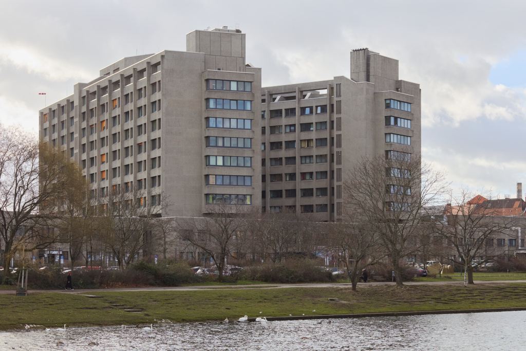 Imposante Ansicht des Vivantes Klinikums am Urban in Berlin, über den Fluss gesehen.