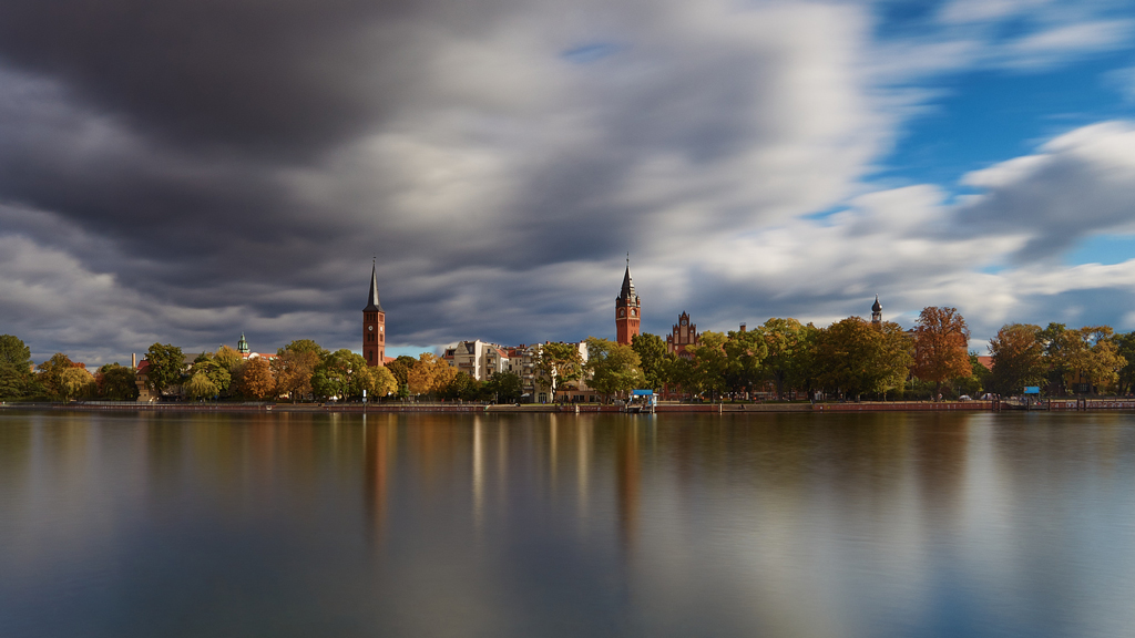 Smooth water and blurred movement over Köpenickinsel and Dahme River during a summer breeze.